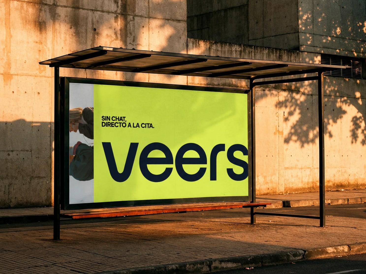 Marquesina de autobús al atardecer con el cartel «Sin chat. Directo a la cita.» de Veerse