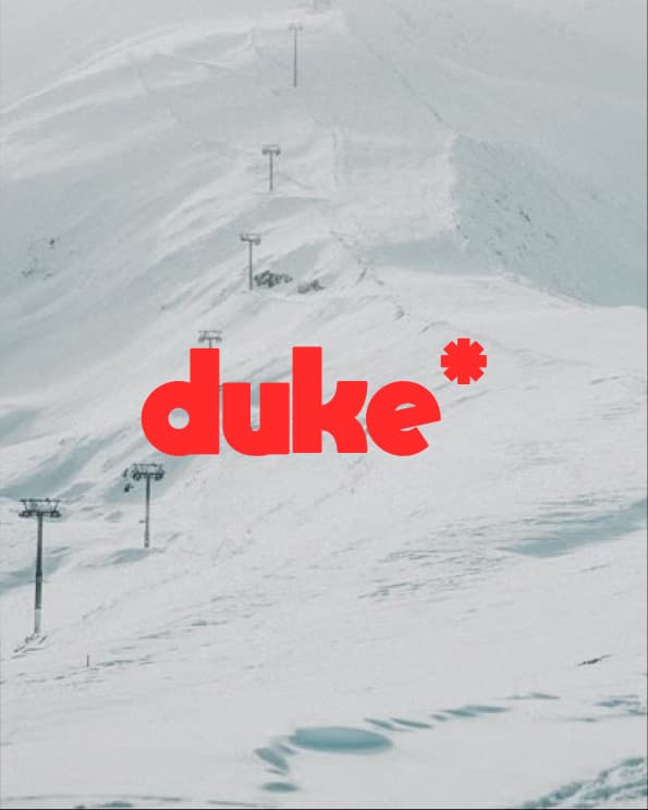 Pista de esquí con el logotipo de Duke