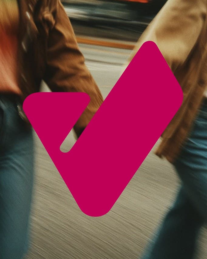 El check rosa de Veerse sobre una pareja paseando