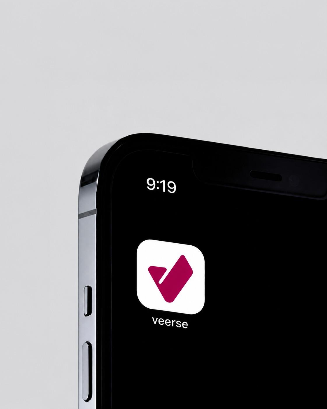 Icono de la app Veerse en la pantalla de un móvil